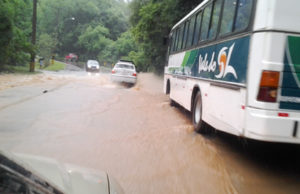 Transtorno: Chuva causa alagamentos pela cidade