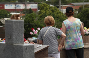 Feriado: Sábado de visitas ao cemitério