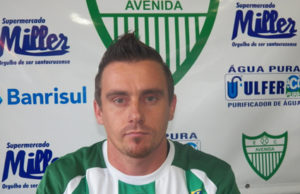 Avenida fecha com mais dois jogadores