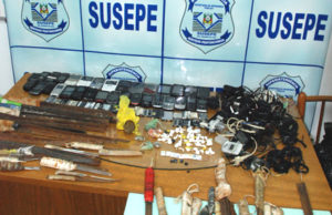 Operação recolhe armas, drogas e objetos de presos
