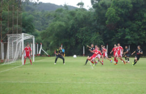 Santa Cruz goleia no primeiro amistoso