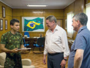 Prefeito Telmo Kirst visita comandante do 7º BIB
