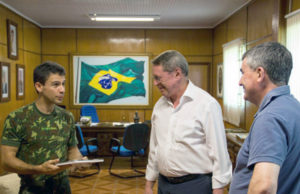 Prefeito Telmo Kirst visita comandante do 7º BIB
