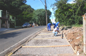 Prefeitura trabalha para corrigir problemas nas calçadas