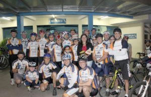 HSC recebe doação de livros do Santa Ciclismo