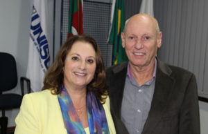 Carmen Lúcia é aclamada presidente da Apesc