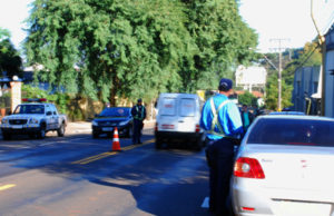 Orientar os motoristas para não multá-los