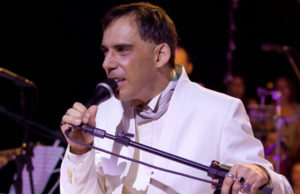 Arnaldo Antunes faz show amanhã na Unisc