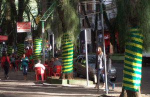 Santa Cruz colorida de verde e amarelo