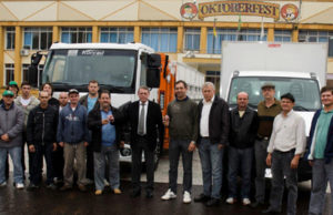 Prefeitura realiza cedência de caminhões a duas cooperativas