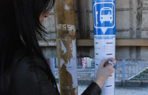 Adesivos indicam linhas e horários de ônibus em Santa Cruz