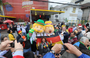 Oktoberfest fora de época anima torcedores em Porto Alegre