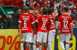 Com gols de Aránguiz e Claudio Winck Inter vence Gre-Nal 402