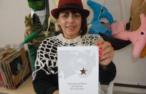 Com uma estrela na mão e uma Roxilda na cabeça
