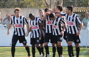 Galo vence clássico e mantém liderança