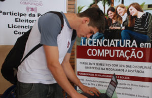Software simula urna eletrônica