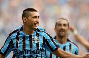 Grêmio goleia Inter e entra no G4