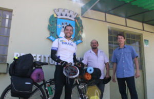 Ciclista que dará volta ao mundo visita prefeito de Passo do Sobrado