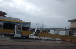 Temporal deixa estragos pela cidade