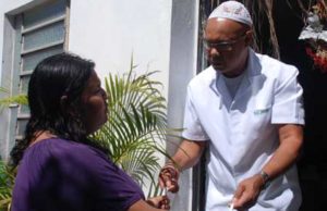 Associação entrega alimentos para famílias carentes