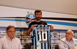 Douglas é apresentado pelo Grêmio