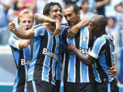 Com dois gols de Barcos, Grêmio goleia na estreia do Gauchão