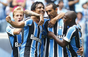 Com dois gols de Barcos, Grêmio goleia na estreia do Gauchão