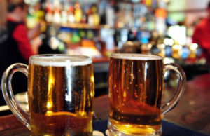 Entra em vigor lei que pune venda de bebida alcoólica a menores
