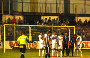 Com ex-colorado Fabiano na torcida, Galo perde clássico em casa