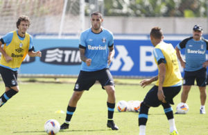 Grêmio treina visando o Gre-Nal