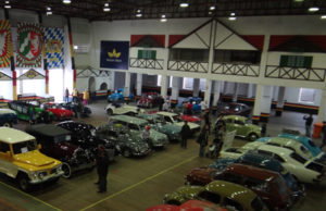 Carros antigos em exposição