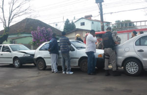 Três veículos colidem na Avenida Independência