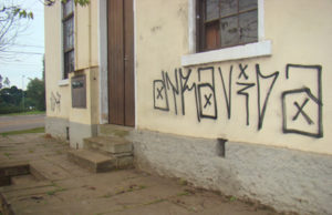 E continuam as pichações no trevo Fritz e Frida