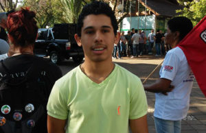 Estudantes e servidores protestam