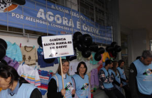 Servidores do INSS fazem a entrega de blusões para a Copame