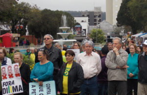 Manifestantes voltam a protestar