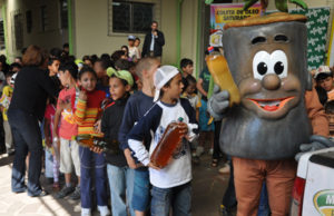 Coleta de óleo: trabalho ambiental e educacional