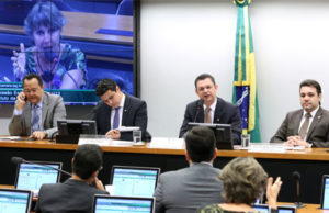 União entre homem e mulher é mantida como conceito de família em projeto de estatuto