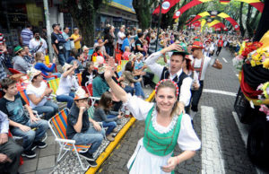Primeiro desfile temático da Oktoberfest vai acontecer nesta terça-feira à noite