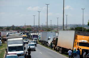 Caminhoneiros voltam a paralisar estradas