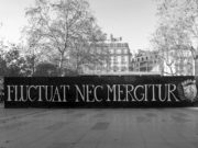 Paris: É sacudida pelas ondas, mas não afunda