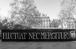 Paris: É sacudida pelas ondas, mas não afunda