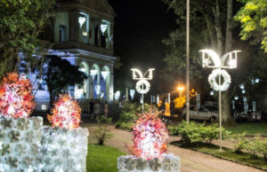 As luzes de Natal iluminam a Praça da Bandeira