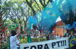 Santa-cruzenses vão às ruas a favor do impeachment