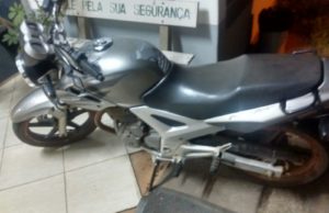 Homem é preso com moto roubada