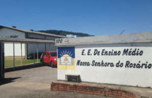 Pais de alunos surdos vão à Justiça pedir classes especiais