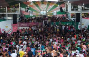 Com a quadra lotada, Mangueira comemora vitória no carnaval