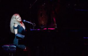 Pianista brasileira leva Grammy de melhor álbum na categoria jazz latino