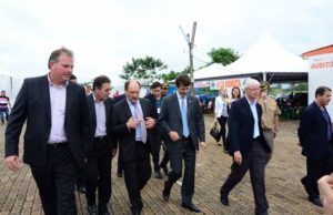 Sartori visita espaços da Expoagro Afubra