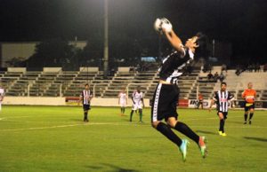 Galo desperdiça chances e perde em casa